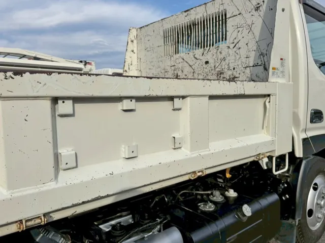 運転席側アオリにサビ・手塗り箇所があります。（前方）|日野 デュトロ 2RG-XZU600T(2WD)の写真32