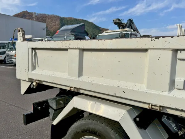 運転席側アオリにサビ・手塗り箇所があります。（後方）|日野 デュトロ 2RG-XZU600T(2WD)の写真33