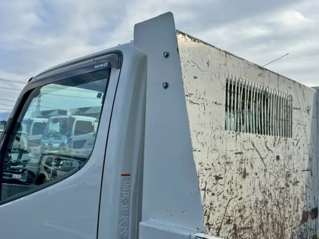 プロテクター助手席側に曲がり・手塗り箇所があります。|日野 デュトロ 2RG-XZU600T(2WD)の写真34