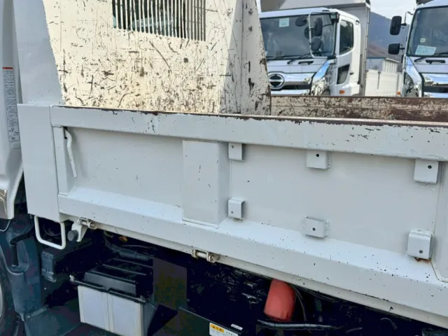 助手席側アオリにサビ・手塗り箇所があります。（前方）|日野 デュトロ 2RG-XZU600T(2WD)の写真35