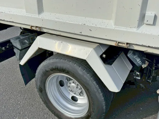 運転席側リヤフェンダーにサビ・ヘコミがあります。|日野 デュトロ 2RG-XZU600T(2WD)の写真38