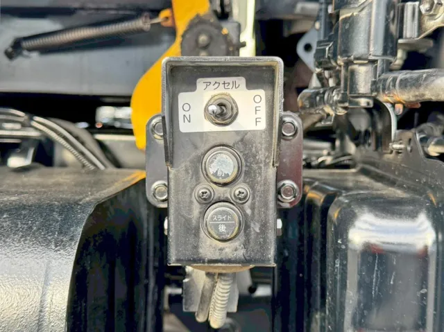 ボディースライドの操作スイッチです。|日野 デュトロ 2RG-XZU600T(2WD)の写真39