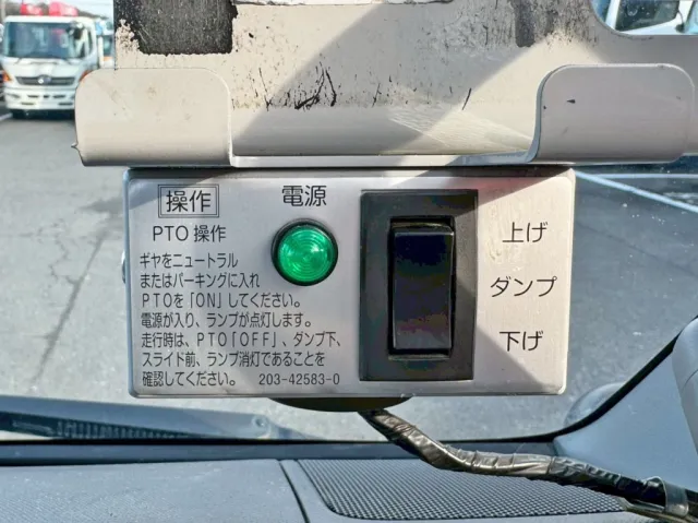 ダンプアップの操作スイッチです。|日野 デュトロ 2RG-XZU600T(2WD)の写真42