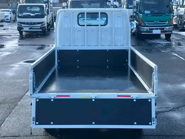 床は板張りです。|三菱 キャンター 2RG-FBA20(2WD)の写真9