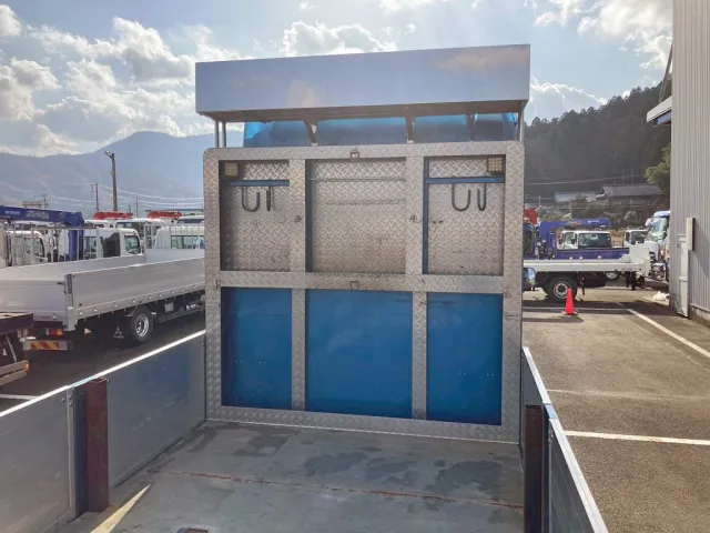 プロテクターにレバーブロック掛け付きの物入れが付いています。|日野 プロフィア 2DG-FW1AHJの写真12