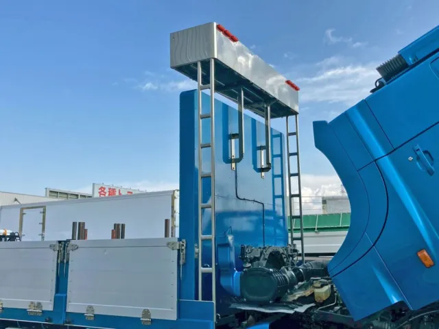 左右ハシゴはステンレス製・シートデッキはステンレスが張られています。|日野 プロフィア 2DG-FW1AHJの写真14