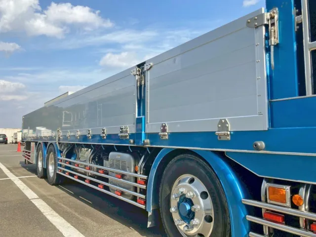 サイド蝶番・キャッチ・セイコーラック・サイドバンパーはステンレス製です。|日野 プロフィア 2DG-FW1AHJの写真15