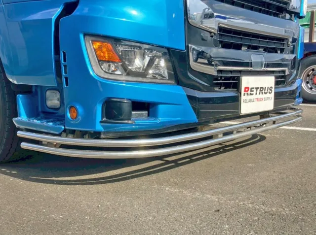 フロントバンパー下部にステンレスバーが付いています。|日野 プロフィア 2DG-FW1AHJの写真16