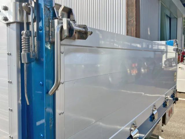 リヤアオリ助手席側にヘコミがあります。|日野 プロフィア 2DG-FW1AHJの写真19