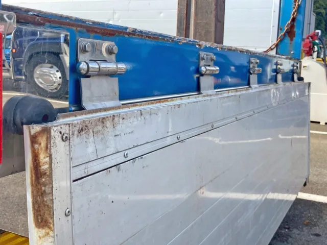 リヤアオリ助手席側にヘコミがあります。|日野 プロフィア 2DG-FW1AHJの写真20