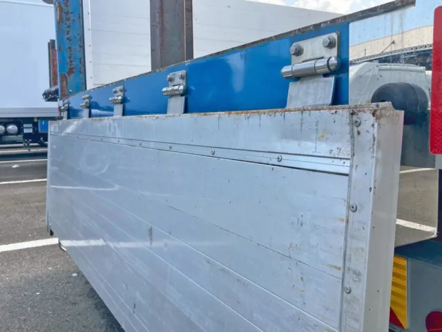 リヤアオリ運転席側にヘコミがあります。|日野 プロフィア 2DG-FW1AHJの写真21