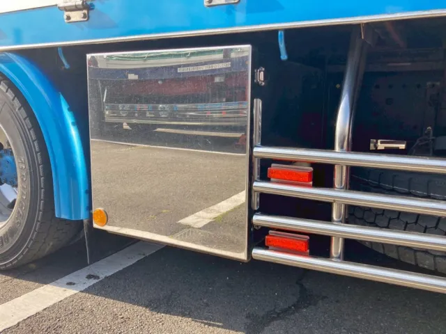 ボディー後方にりん木入れが付いています。|日野 プロフィア 2DG-FW1AHJの写真22