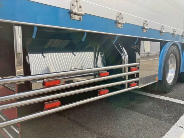 ボディー運転席側後方にステンレス製の工具箱が付いています。|日野 プロフィア 2DG-FW1AHJの写真23