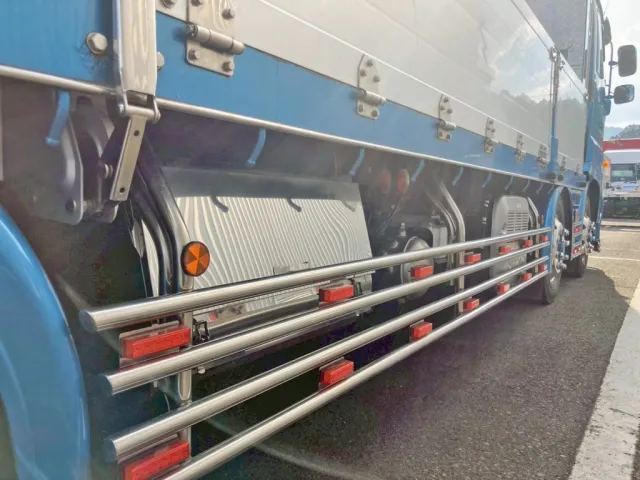 ボディー運転席側中央部にステンレス製の工具箱が付いています。|日野 プロフィア 2DG-FW1AHJの写真24