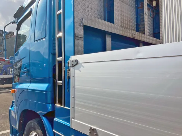 助手席側アオリ前方上部にヘコミがあります。|日野 プロフィア 2DG-FW1AHJの写真26