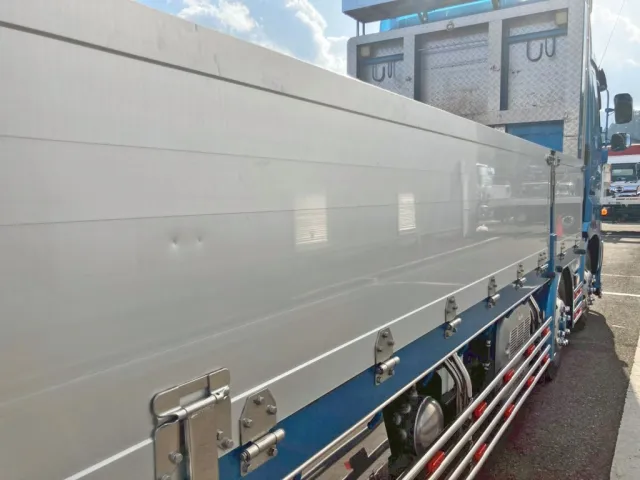 運転席側アオリのセイコーラック上部にヘコミがあります。|日野 プロフィア 2DG-FW1AHJの写真27