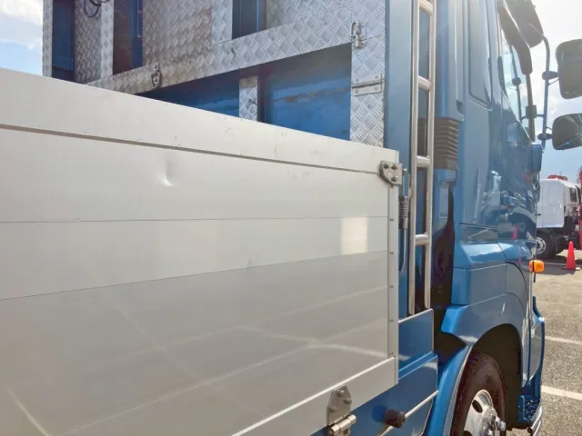 運転席側アオリ前方上部にヘコミがあります。|日野 プロフィア 2DG-FW1AHJの写真28