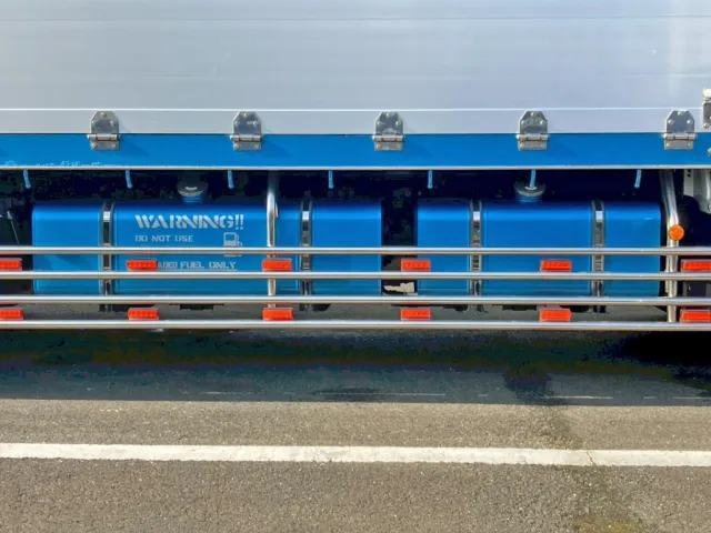 燃料タンクは300Lと200Lが付いています。|日野 プロフィア 2DG-FW1AHJの写真30