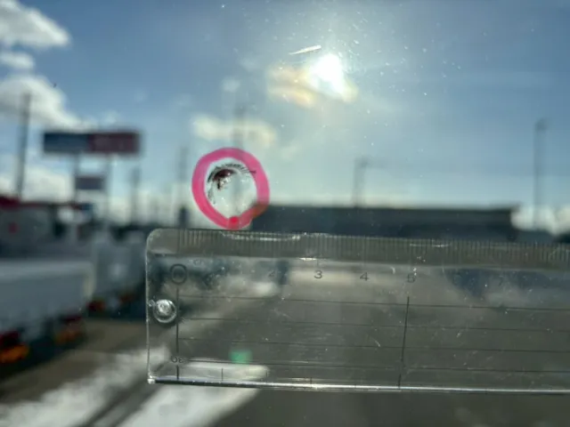 フロントガラス飛び石があります。|三菱 スーパーグレート 2PG-FY74HYの写真26