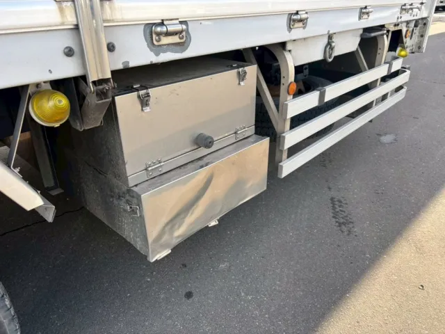 後方にりん木入れがあります。(蓋にへこみあります)|三菱 スーパーグレート 2PG-FY74HYの写真27