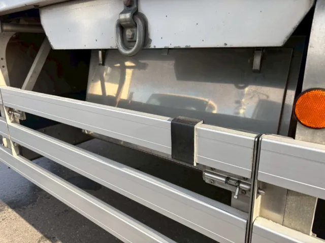 助手席側後方に工具箱が付いています。|三菱 スーパーグレート 2PG-FY74HYの写真28