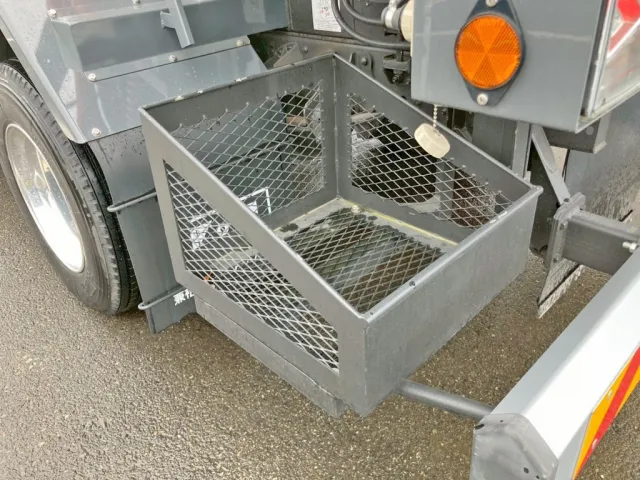 助手席側後方にりん木入れが付いています。|日野 レンジャー 2KG-FD2ABA(2WD)の写真16