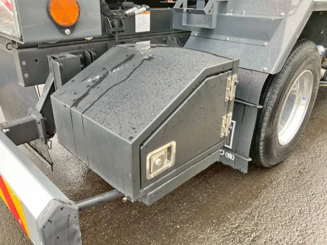 運転席側後方に工具箱が付いています。|日野 レンジャー 2KG-FD2ABA(2WD)の写真17