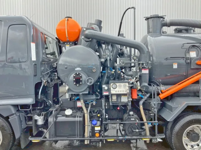 助手席側の配管周りの状態です。(配管はステンレス製です)|日野 レンジャー 2KG-FD2ABA(2WD)の写真19