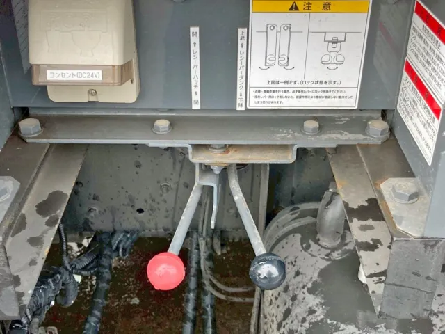 ハッチの開閉 及び ダンプアップの操作レバーです。|日野 レンジャー 2KG-FD2ABA(2WD)の写真26