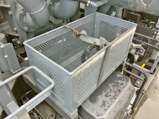 運転席側にりん木入れが付いています。|日野 レンジャー 2KG-FD2ABA(2WD)の写真33