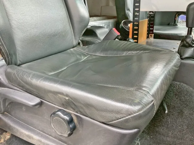 運転席座面にヘタリ・破れがあります。|三菱 ファイター 2KG-FK62FZの写真8