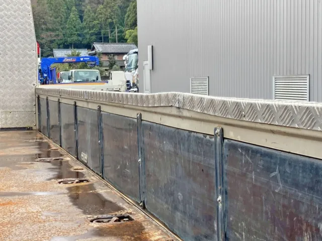 運転席席側アオリ上部に歪みがあります。|三菱 ファイター 2KG-FK62FZの写真11