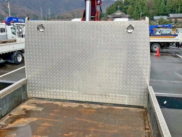 プロテクターに縞板アルミが張られています。|三菱 ファイター 2KG-FK62FZの写真12