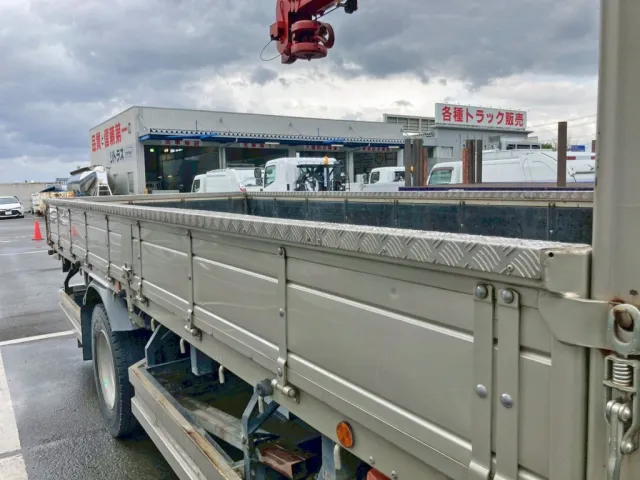 左右アオリ上部に縞板アルミが張られています。|三菱 ファイター 2KG-FK62FZの写真13