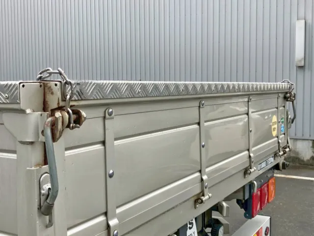 リヤオアリ上部に縞板アルミが張られています。|三菱 ファイター 2KG-FK62FZの写真15