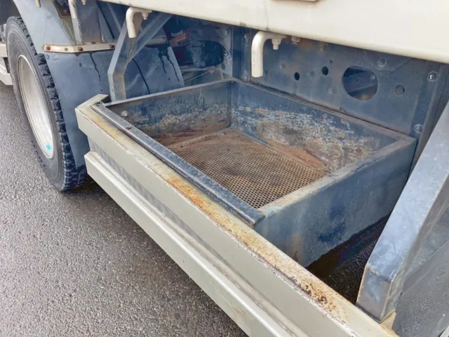 ボディー助手席側後方にりん木入れが付いています。|三菱 ファイター 2KG-FK62FZの写真16