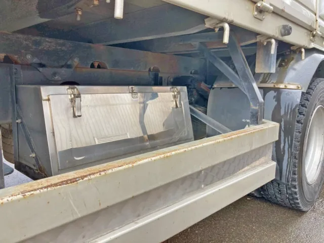 ボディー運転席側後方にステンレス製の工具箱が付いています。|三菱 ファイター 2KG-FK62FZの写真18