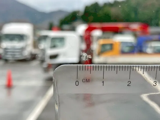 フロントガラスの助手席側正面に飛び石跡があります。|三菱 ファイター 2KG-FK62FZの写真20