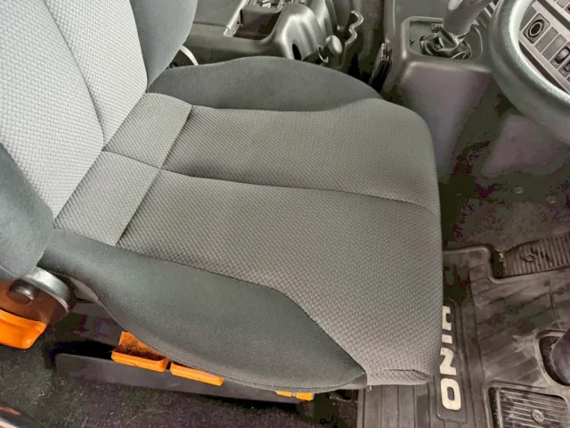 運転席座面にヘタリがあります。|日野 プロフィア QPG-SS1EKDGの写真9