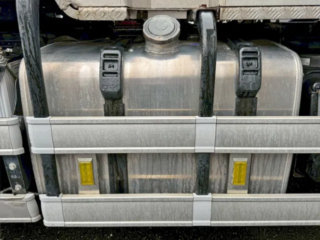 燃料タンクは300Lアルミ製です。|日野 プロフィア QPG-SS1EKDGの写真26