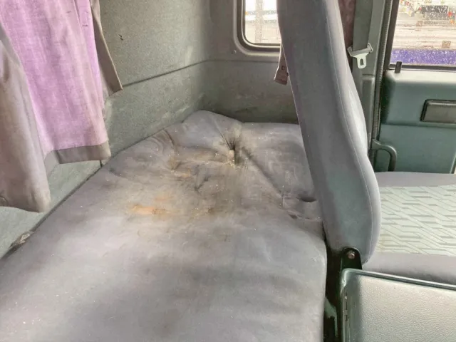 ベッドマットの助手席側にヘコミがあります。|ニッサンディーゼル その他(日産) KL-CK482BHTの写真9