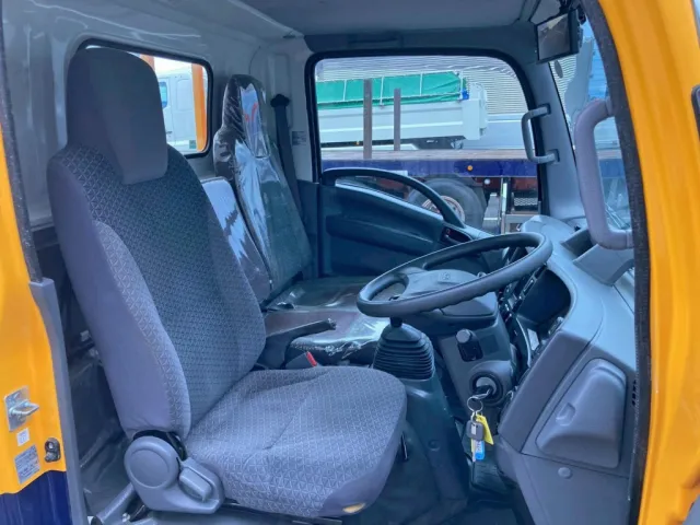 乗車定員は3名です。|いすゞ エルフ 2RG-NLR88AR(2WD)の写真7