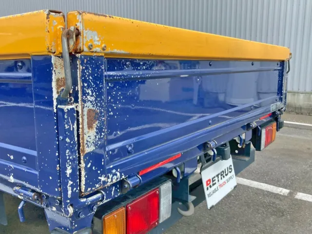 リヤアオリ助手席側にサビ・塗装剝がれがあります。|いすゞ エルフ 2RG-NLR88AR(2WD)の写真13