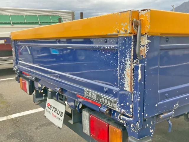 リヤアオリ運転席側にサビ・塗装剝がれがあります。|いすゞ エルフ 2RG-NLR88AR(2WD)の写真14