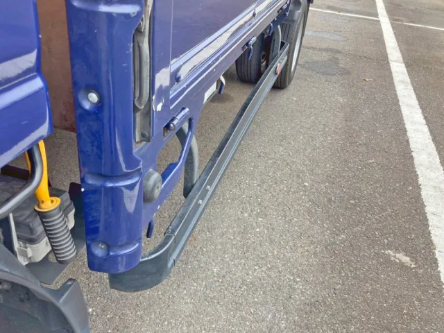 助手席側サイドバンパーに曲がりがあります。|いすゞ エルフ 2RG-NLR88AR(2WD)の写真15