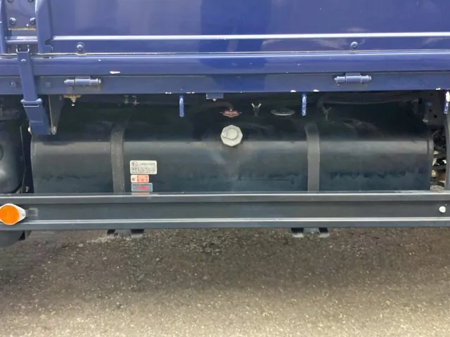 燃料タンクは98Lです。|いすゞ エルフ 2RG-NLR88AR(2WD)の写真18