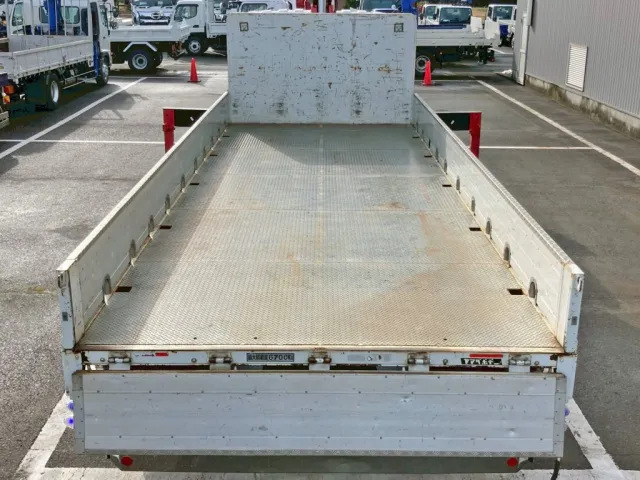 床は縞板鉄板張りです。|三菱 ファイター QKG-FK62FZの写真9