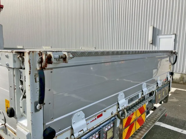 リヤアオリ上部に縞板アルミが張られています。|三菱 ファイター QKG-FK62FZの写真14