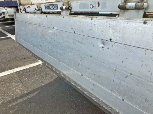 リヤアオリ内側にヘコミがあります。|三菱 ファイター QKG-FK62FZの写真15