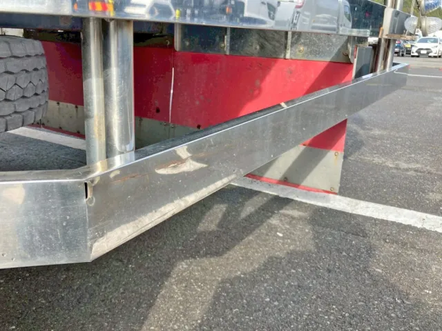 助手席側サイドバンパーに後方に割れ・引きキズがあります。|三菱 ファイター QKG-FK62FZの写真17